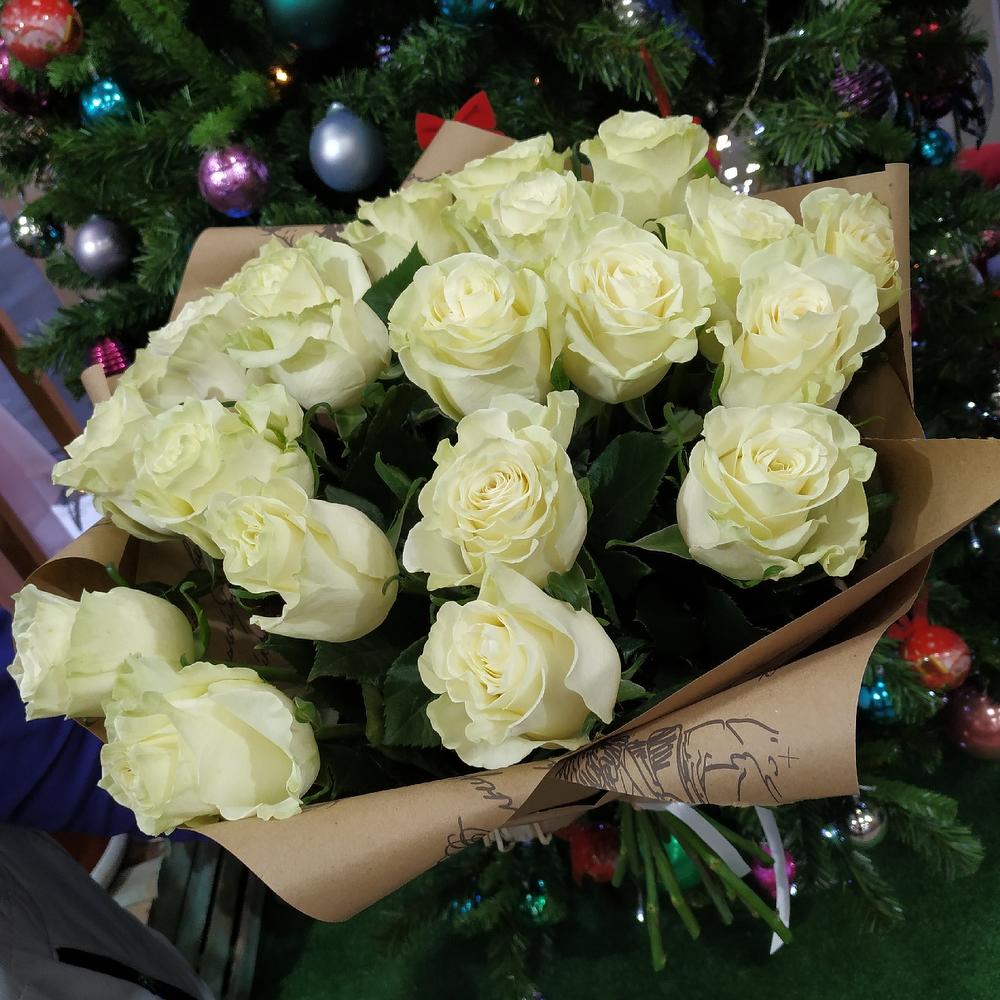 Букет 21 белая роза 