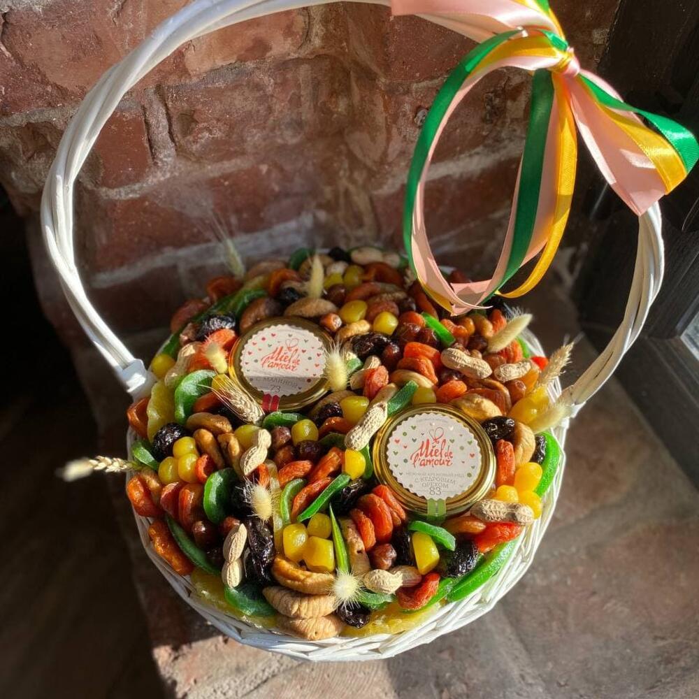 Корзина с орехами, сухофруктами и мёдом 