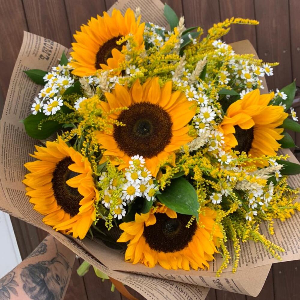 Букет с подсолнухами, ромашками и солидаго «Летнее танго»