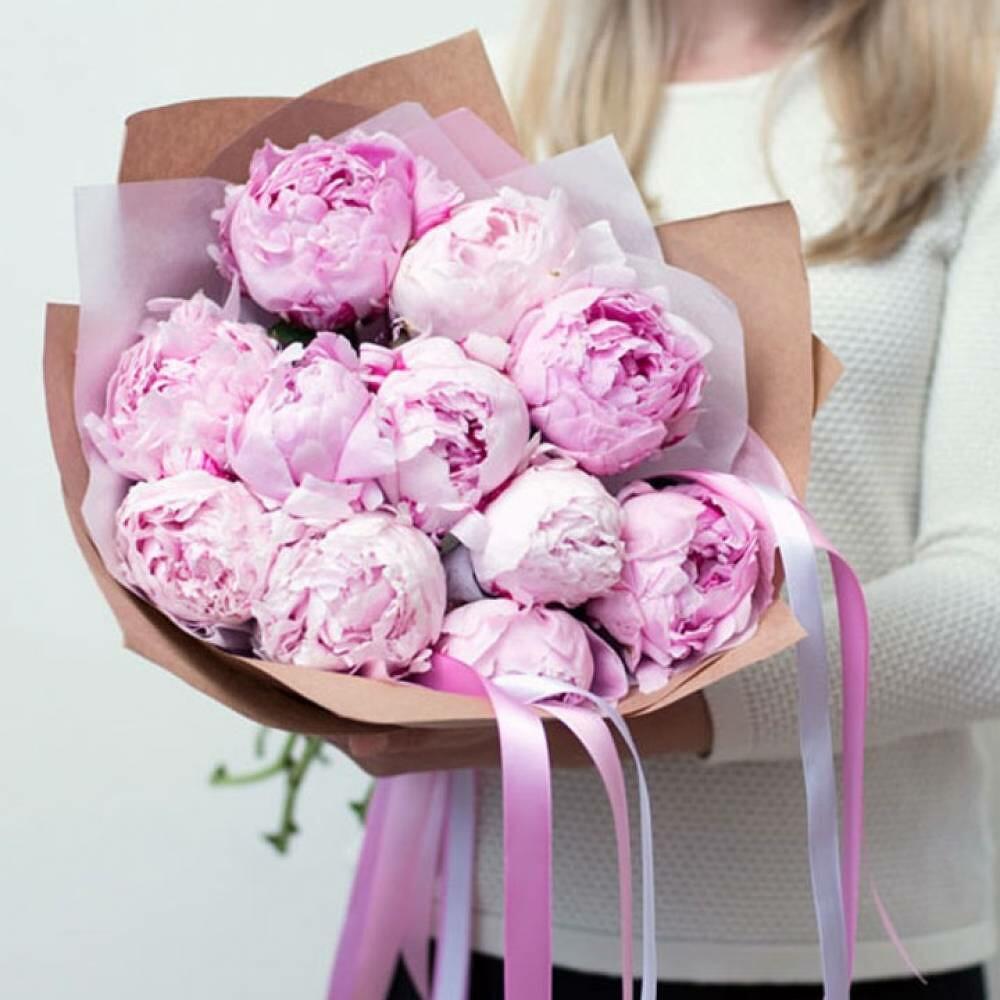 Букет живых цветов из 11 розовых пионов, сорт Сара Бернар/Подарок на День рождения, маме, дочке, девочке