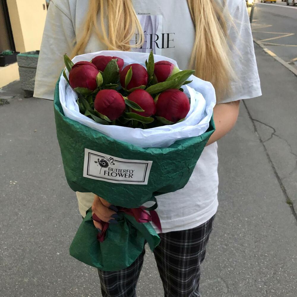 Букет из 7 бордовых пионов в дизайнерской упаковке 