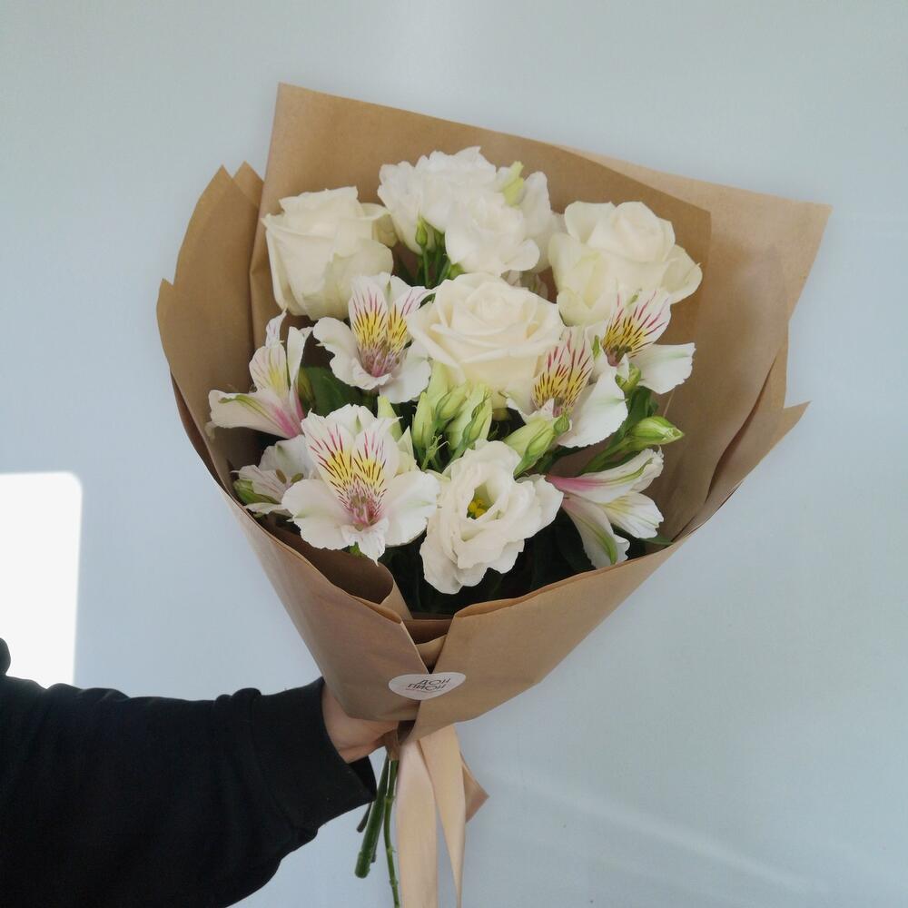 Букет «Эльза» с розой, альстромерией, лизиантусом в крафтовой упаковке