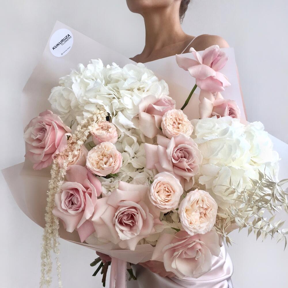 Авторский букет 1. гортензия, пион кустовая роза, роза