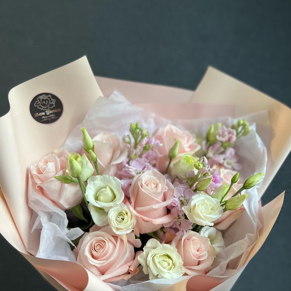 Букет из нежной розы, маттиолы и эустомы