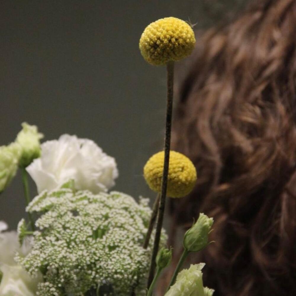 Букет с ромашками, мимозой и лютиками