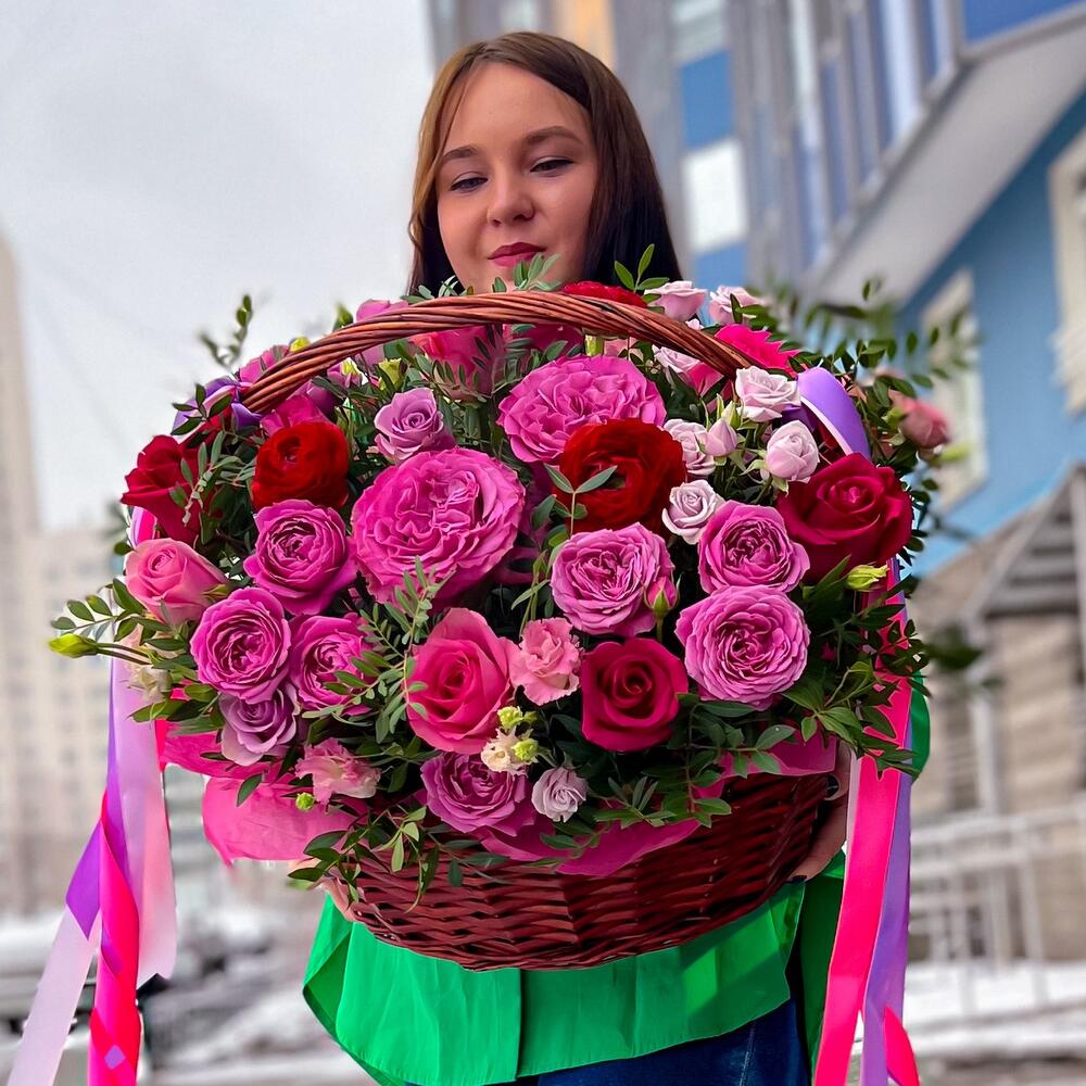Корзина с пионовидными розами,ранункулюсами,эустомой и фисташкой