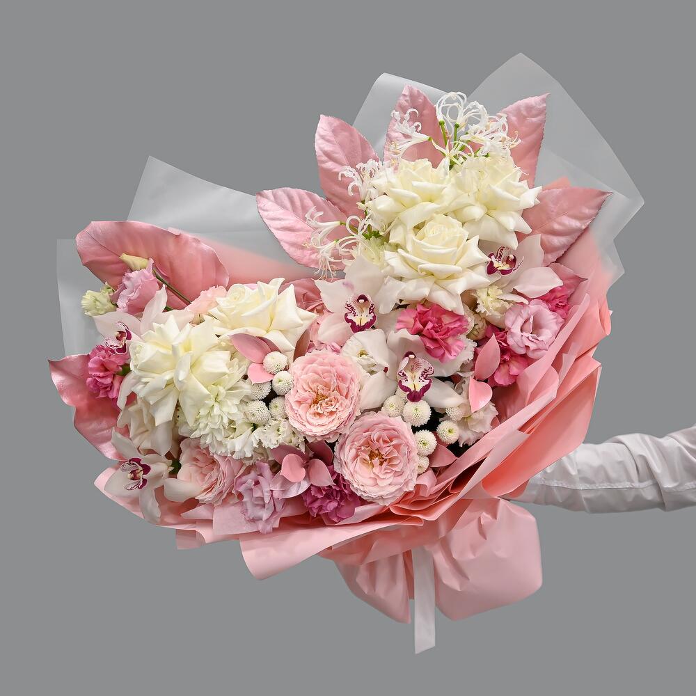 Нежный огромный букет с французскими розами, пион розами и орхидеей