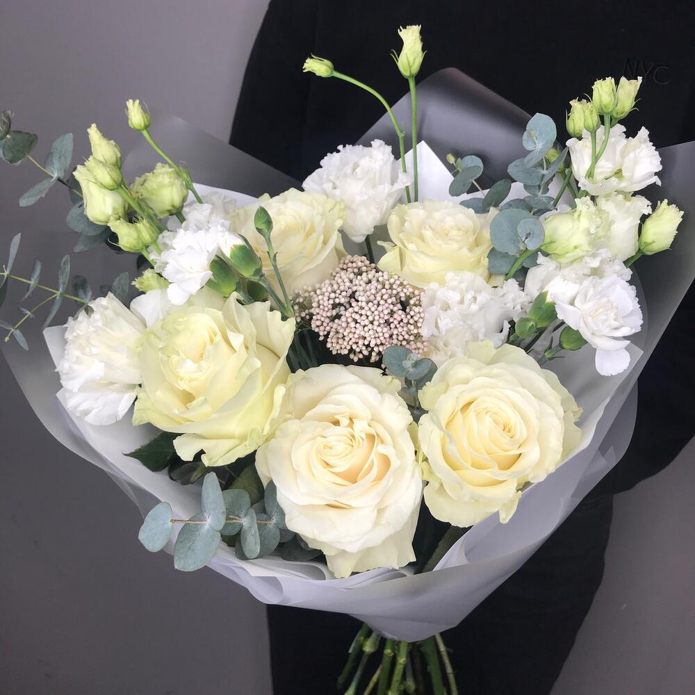 Бело-зелёный букет с розой мондиаль, эвкалиптом и лизиантусом