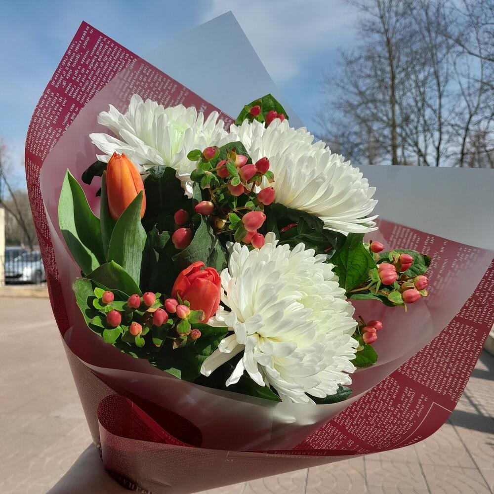 Букет из хризантем, тюльпанов и хиперикума