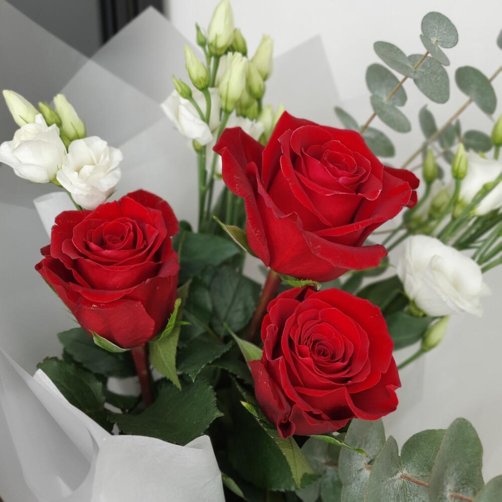 Букет с красными розами , эустомой и эвкалиптом