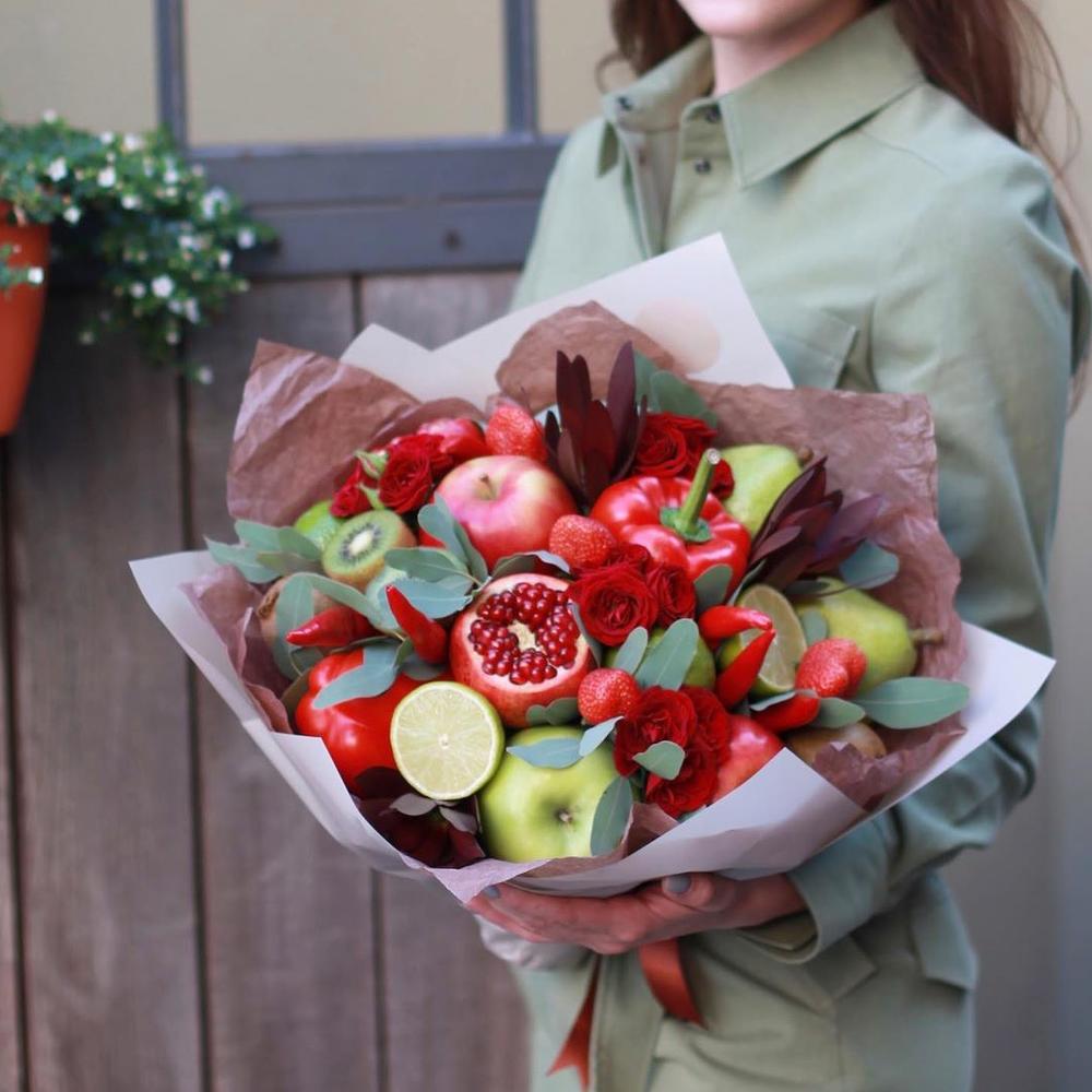 Съедобный букет из цветов, фруктов и овощей 