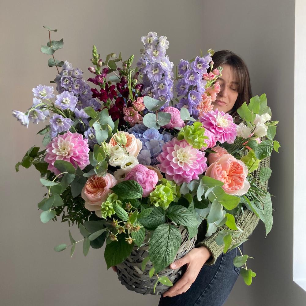 Тени в саду - Корзина с пионовидными розами, георгинами и дельфиниумом