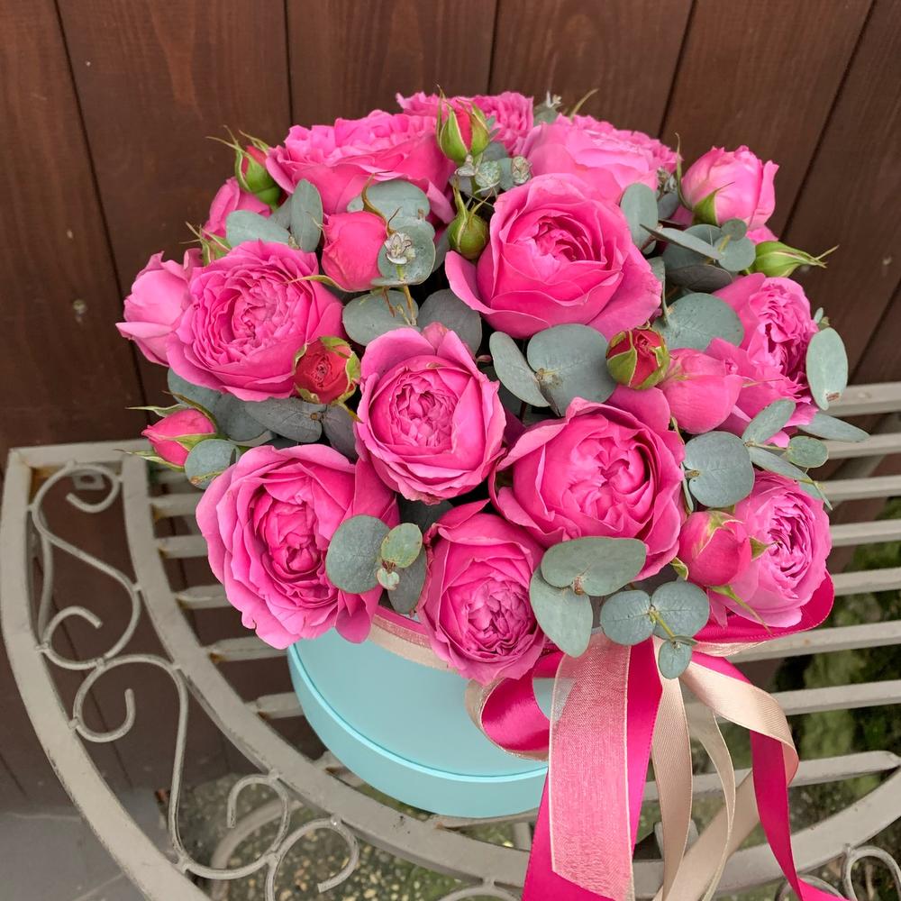 Шляпная коробка с кустовыми пионовидными розами «Мисти» Шляпная коробка с кустовыми пионовидными розами «Мисти»