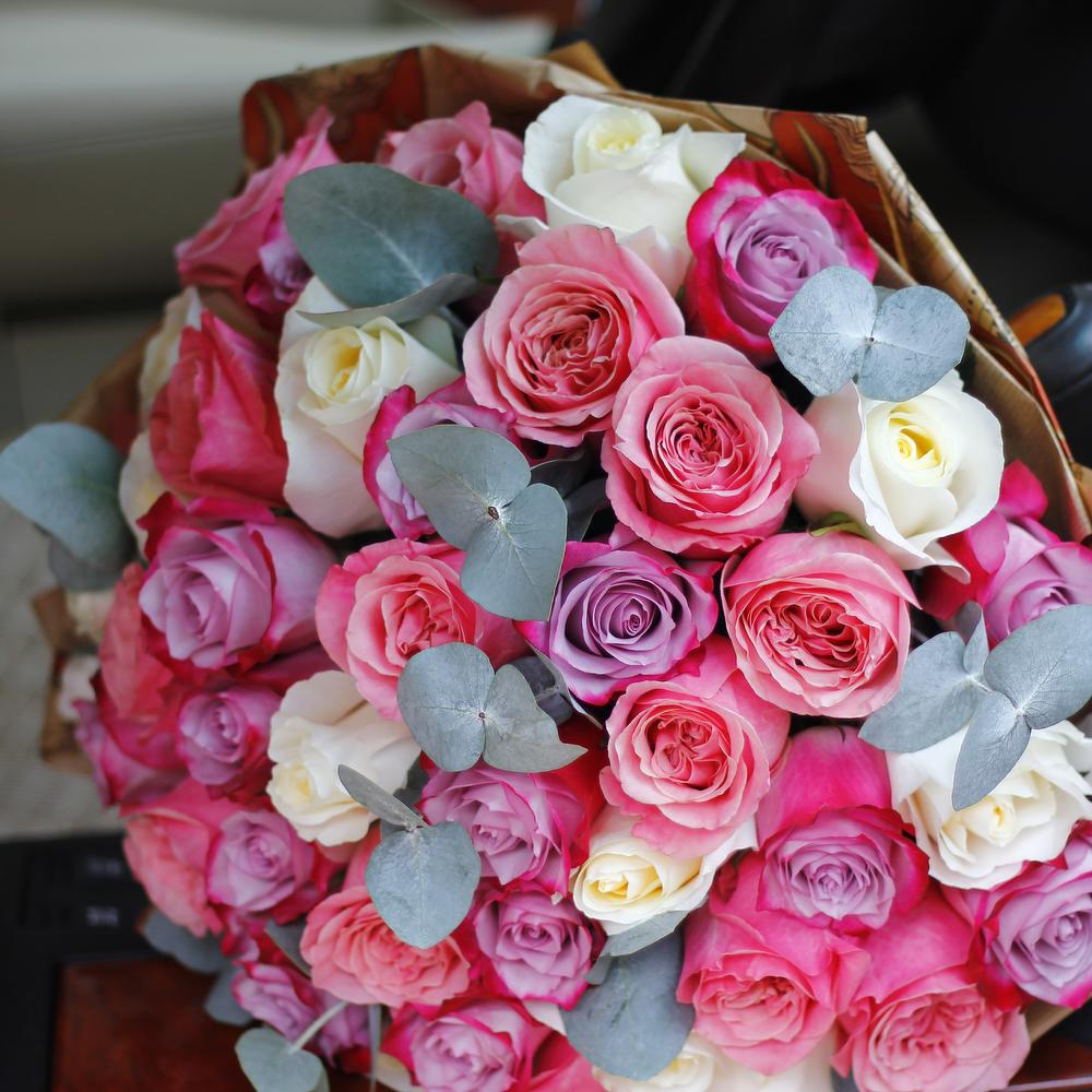 Букет из 51 разноцветной розы