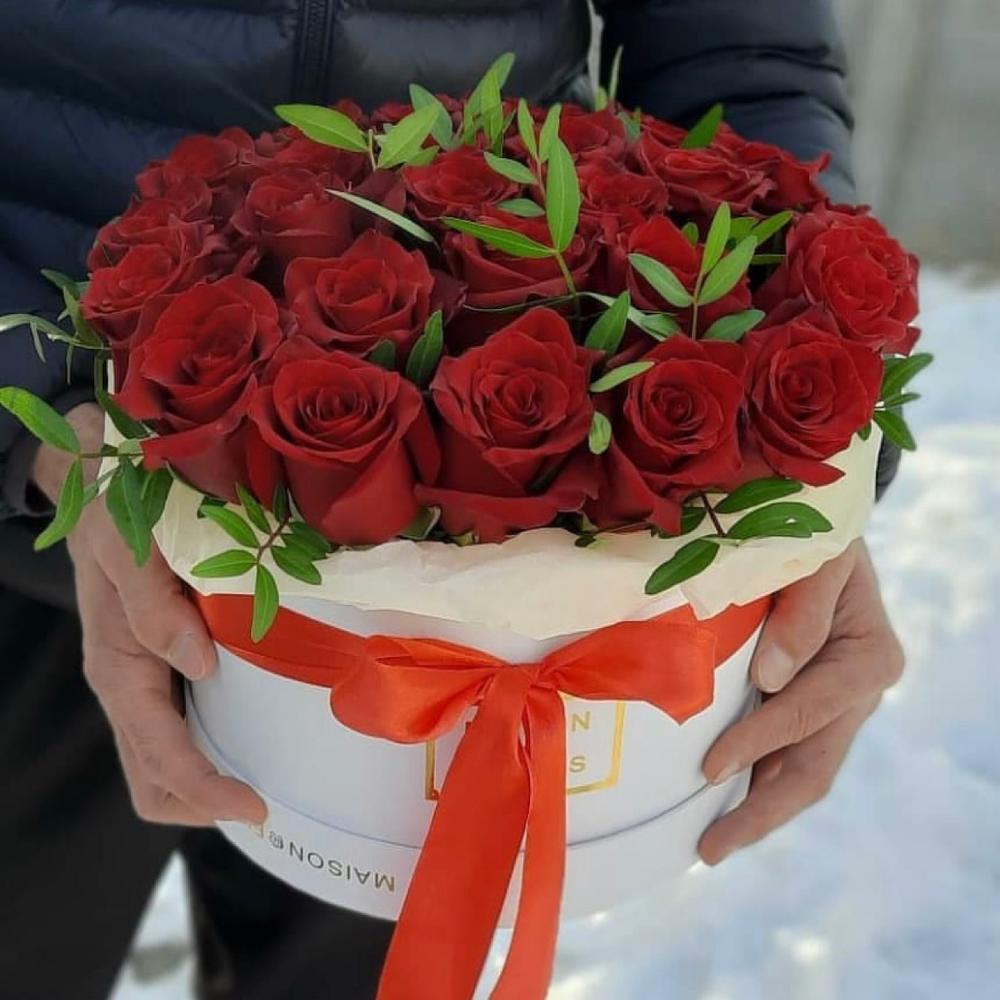 Красные розы в коробке