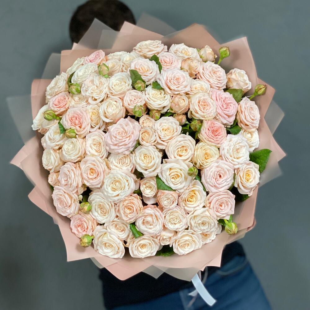 51 Пионовидных кустовых роз в дизайнерской упаковке