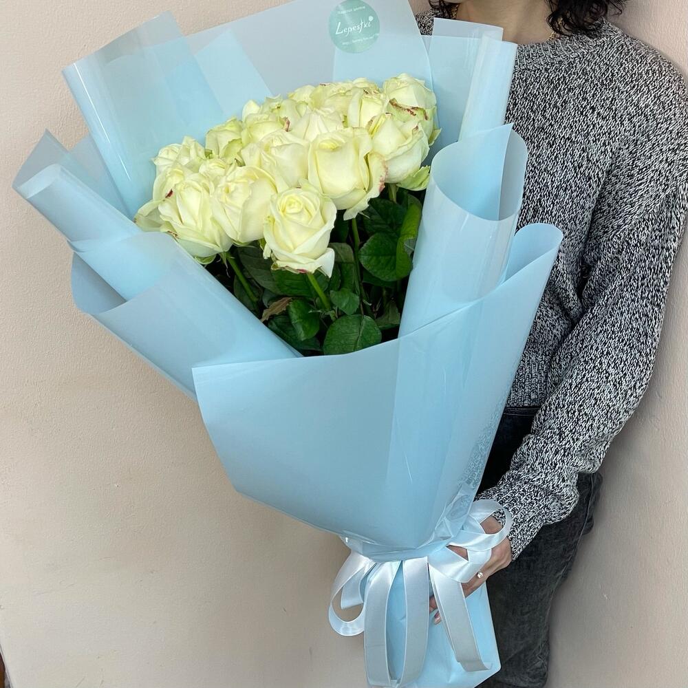 Букет из 19 белых роз 70 см