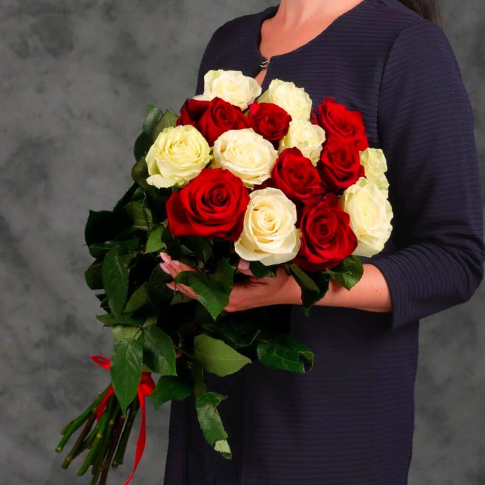 Букет 15 красных и белых роз