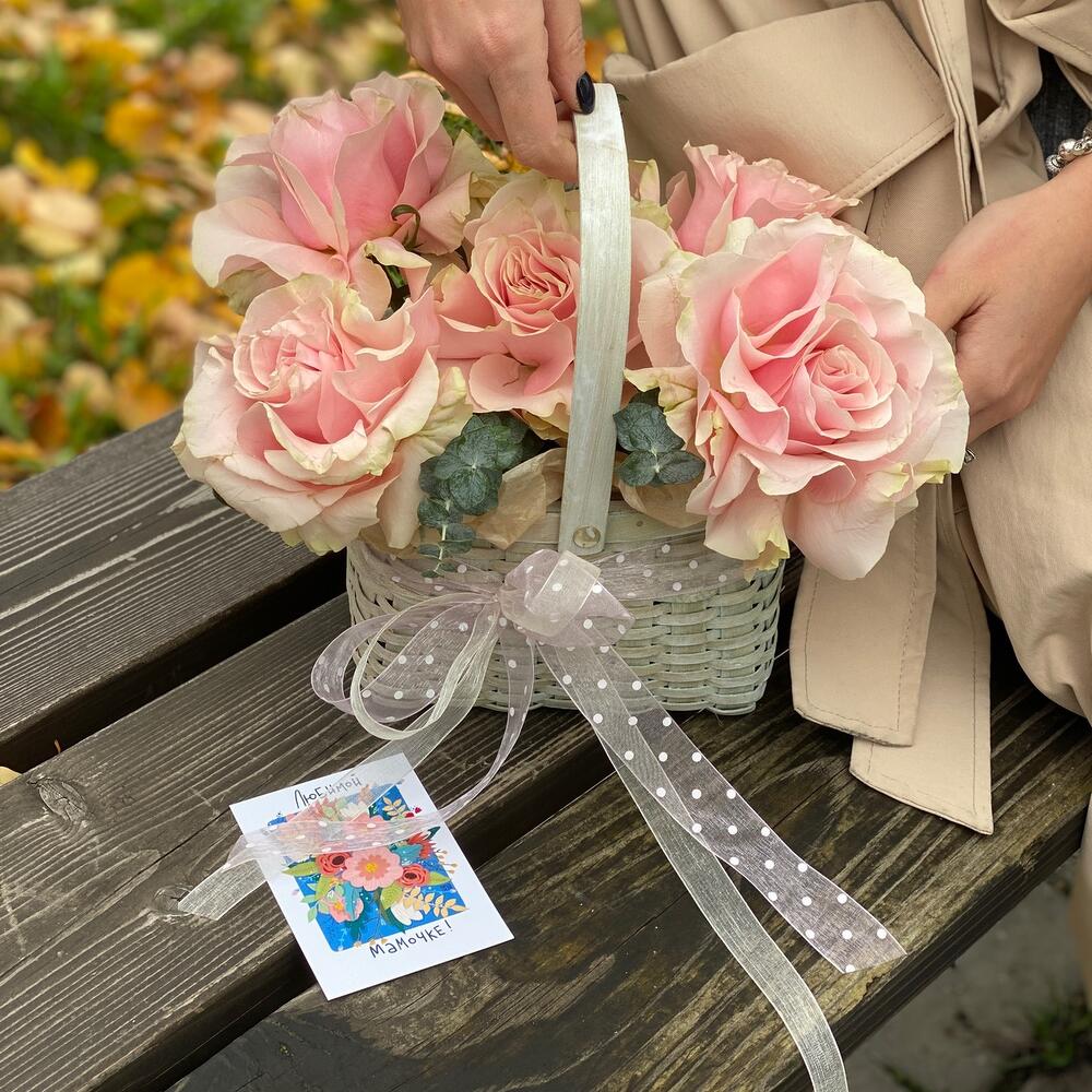 Корзинка Для Мамы из розовых роз и эвкалипта