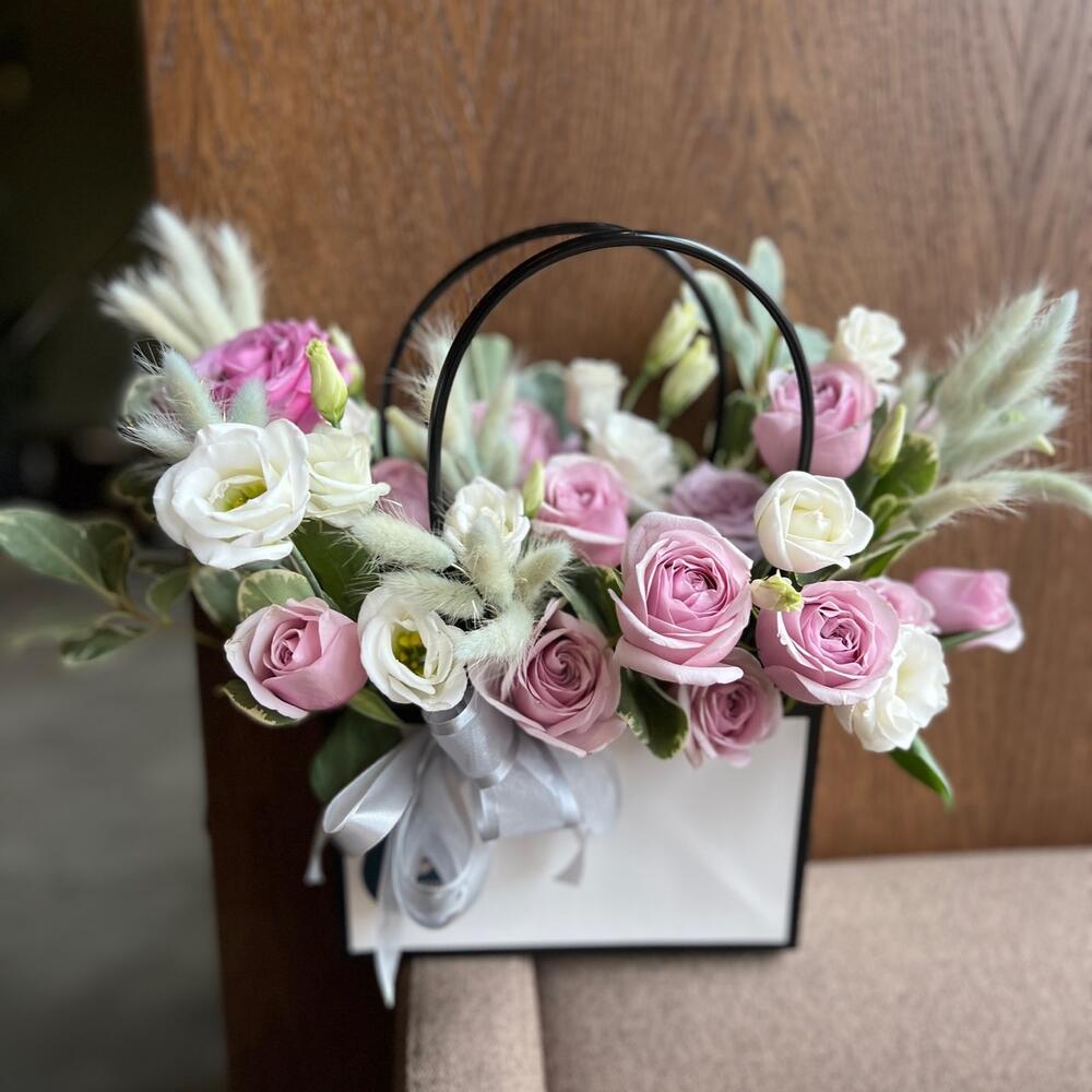 Цветы в белой коробке