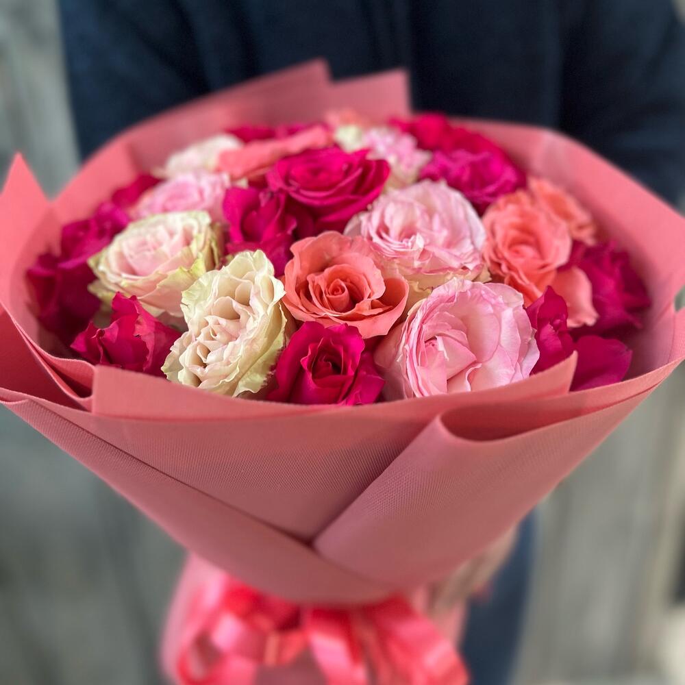 Розовый микс из 21 розы в фирменной упаковке