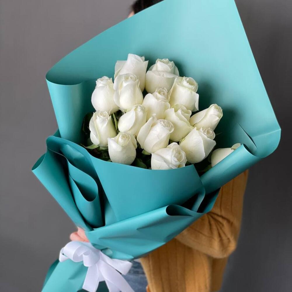 Белые розы 15 шт в изумрудном оформлении