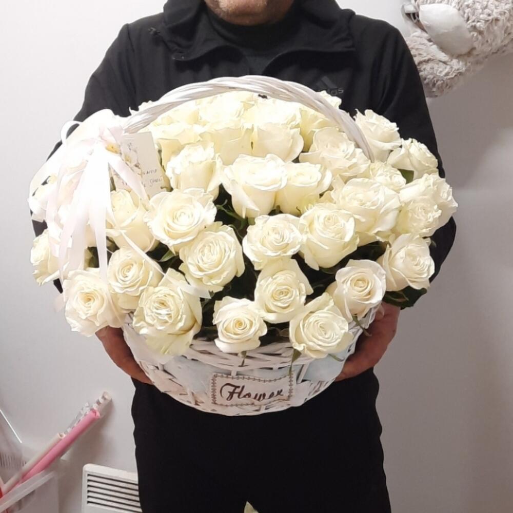 Кoрзинa c белыми розами