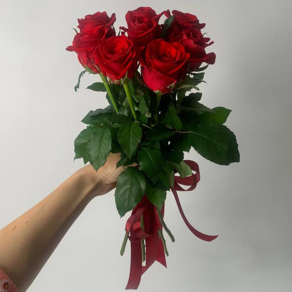 7 червоних троянд під стрічку