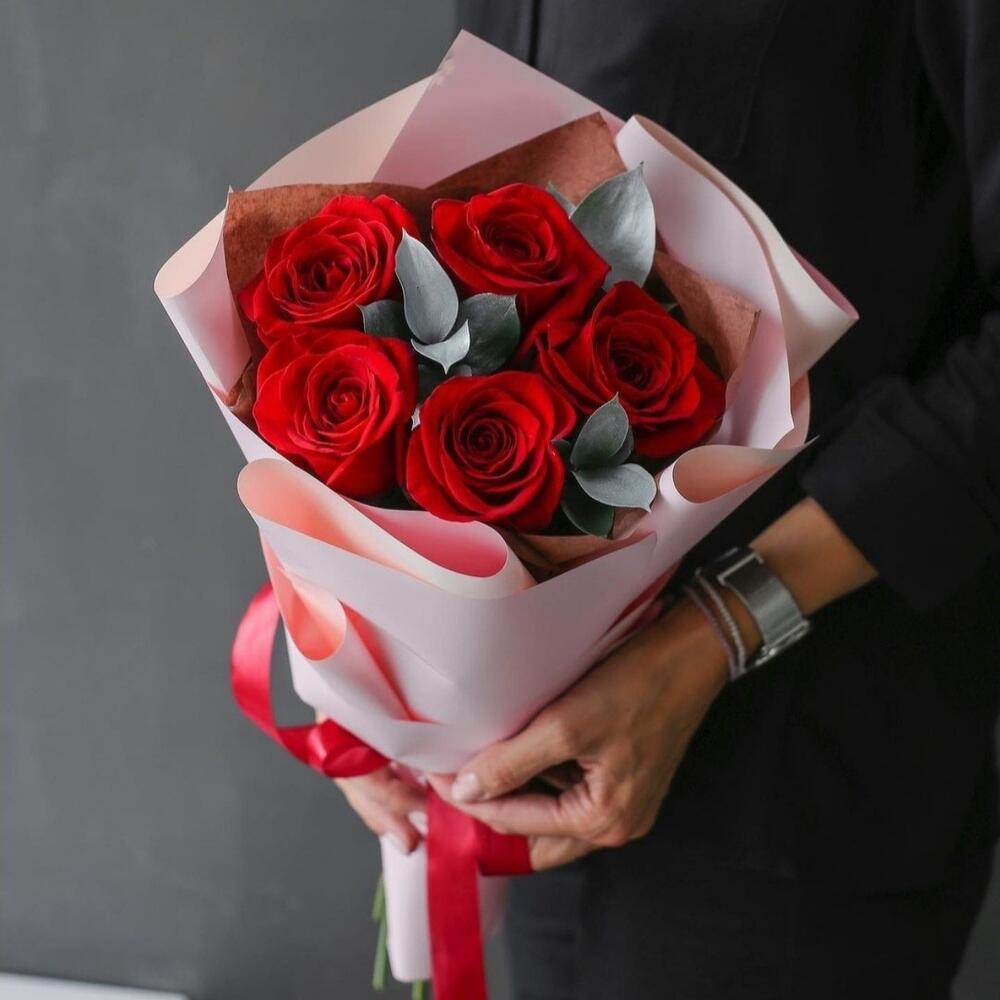 5 роз с эвкалиптом