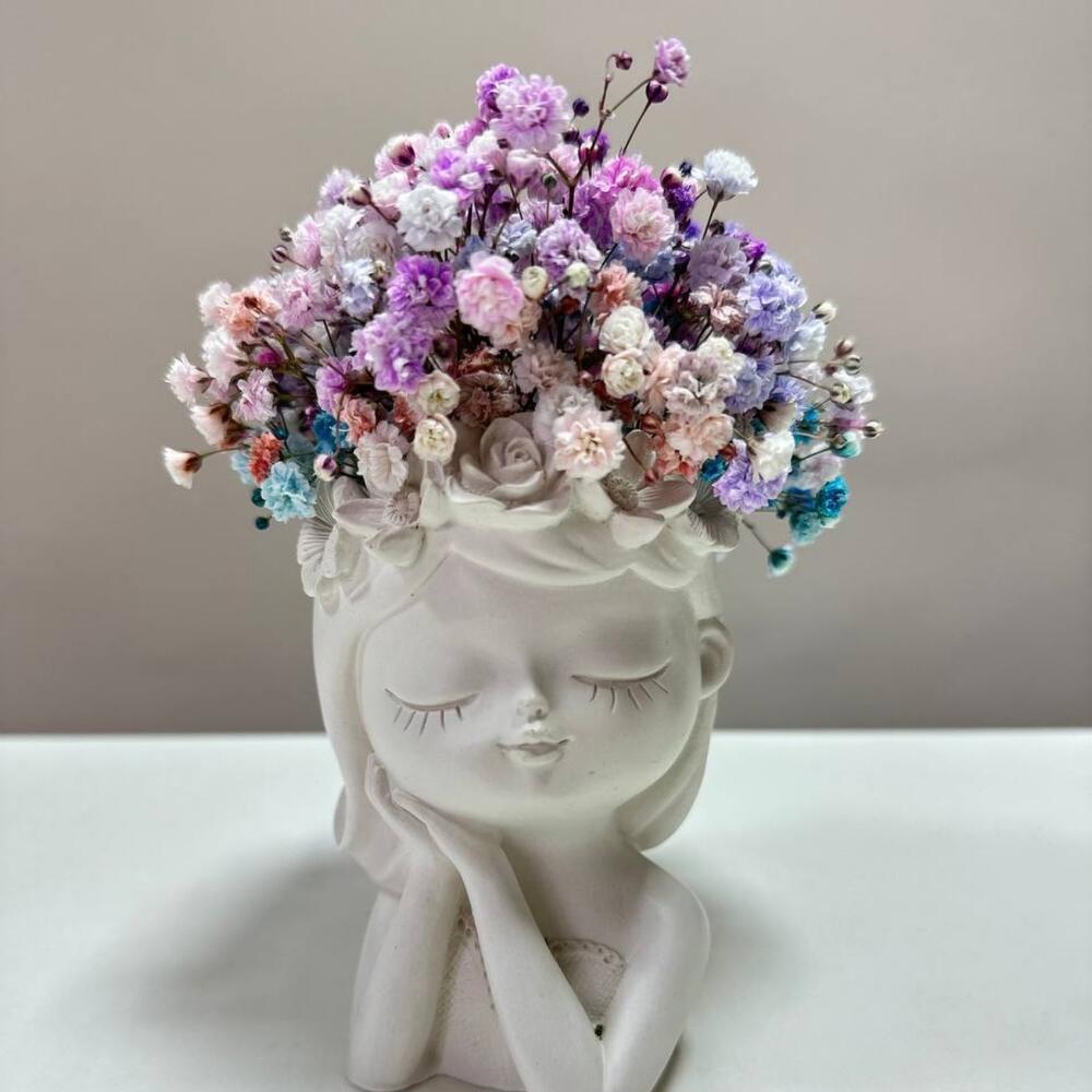 Кашпо из гипса с цветочной гипсофилой