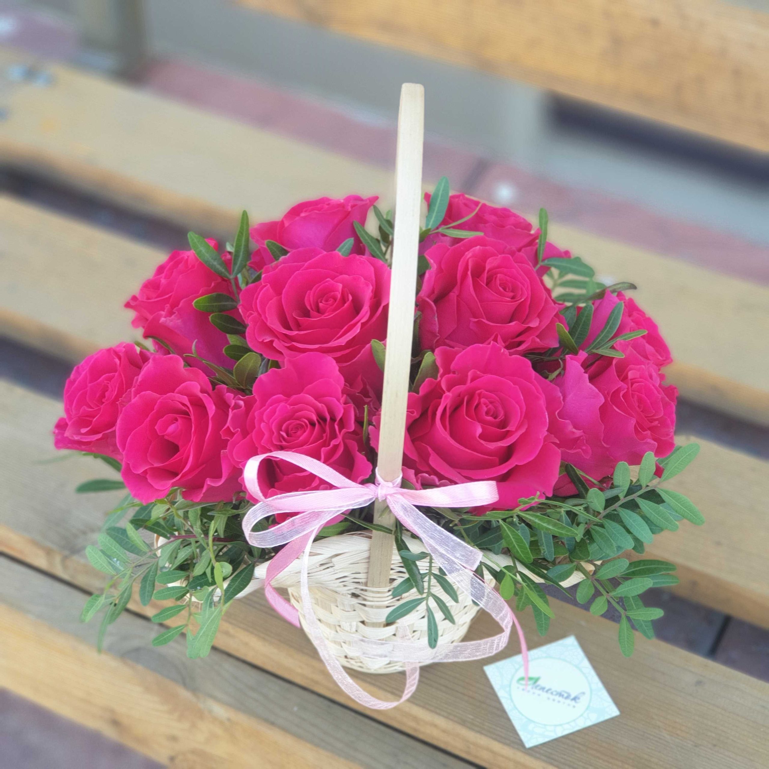 Корзинка из малиновых розочек